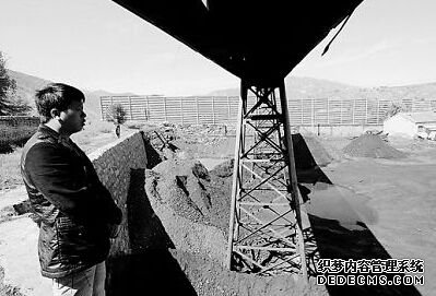 山西朔州一家由温州人黄某投资的煤矿已经停产。望着冷冷清清的煤场，黄某不断叹气。 图片：浙江在线