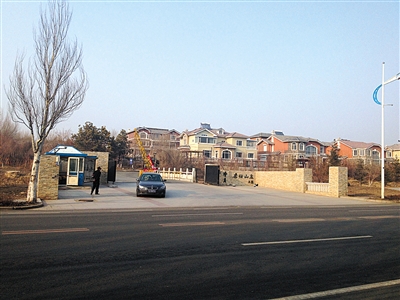 3月26日，一辆宝马轿车从长春市“名仕山庄”驶出。这个别墅区，被称为一汽的“厂长楼”。中央巡视组在巡视意见中曾对其“点名”。