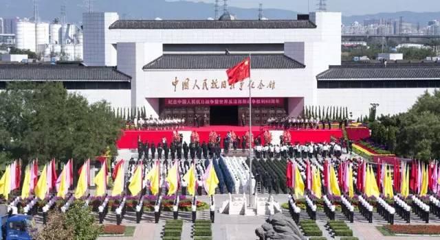 图为:习近平来到中国人民抗日战争纪念馆向抗战烈士敬献花篮。