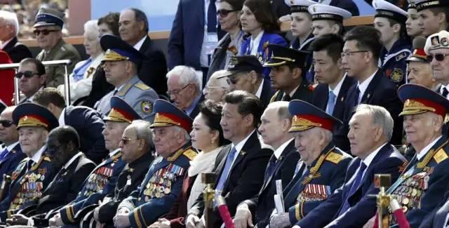 图为:习近平参加并观看俄罗斯举行纪念卫国战争胜利70周年盛大庆典。